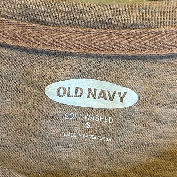 Old Navy soft washed 3 button men’s shirt in Size Small - Picture 3 of 4